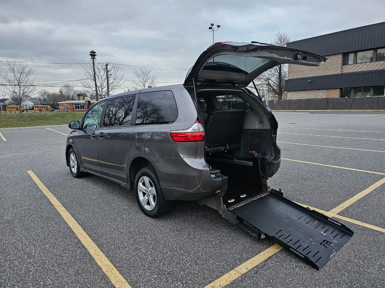 Toyota Sienna LE 7-Passenger Mobility 2020
