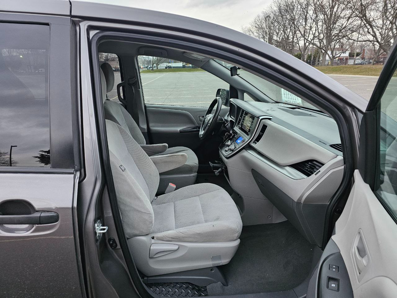 Toyota Sienna LE 7-Passenger Mobility 2020