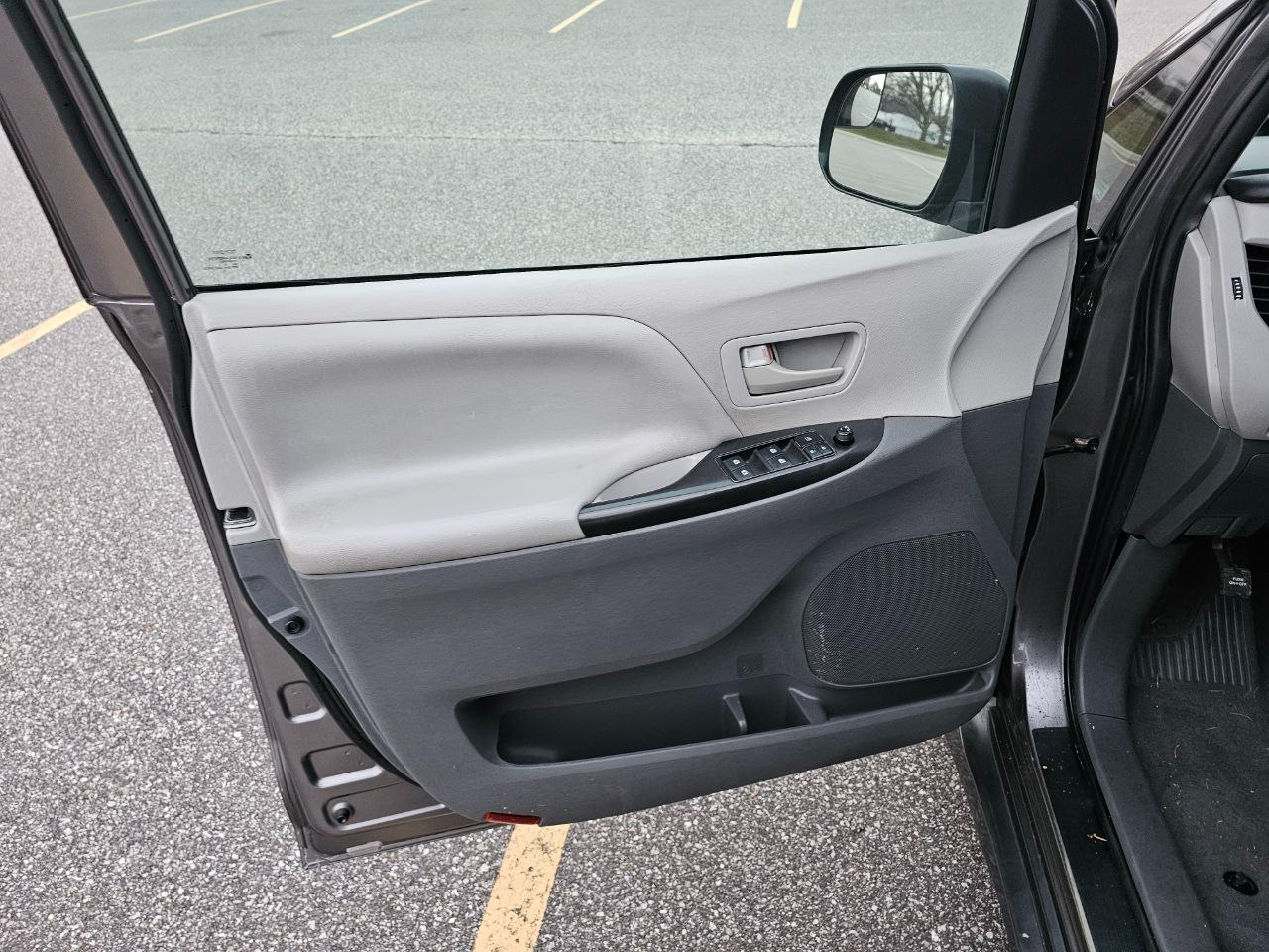 Toyota Sienna LE 7-Passenger Mobility 2020