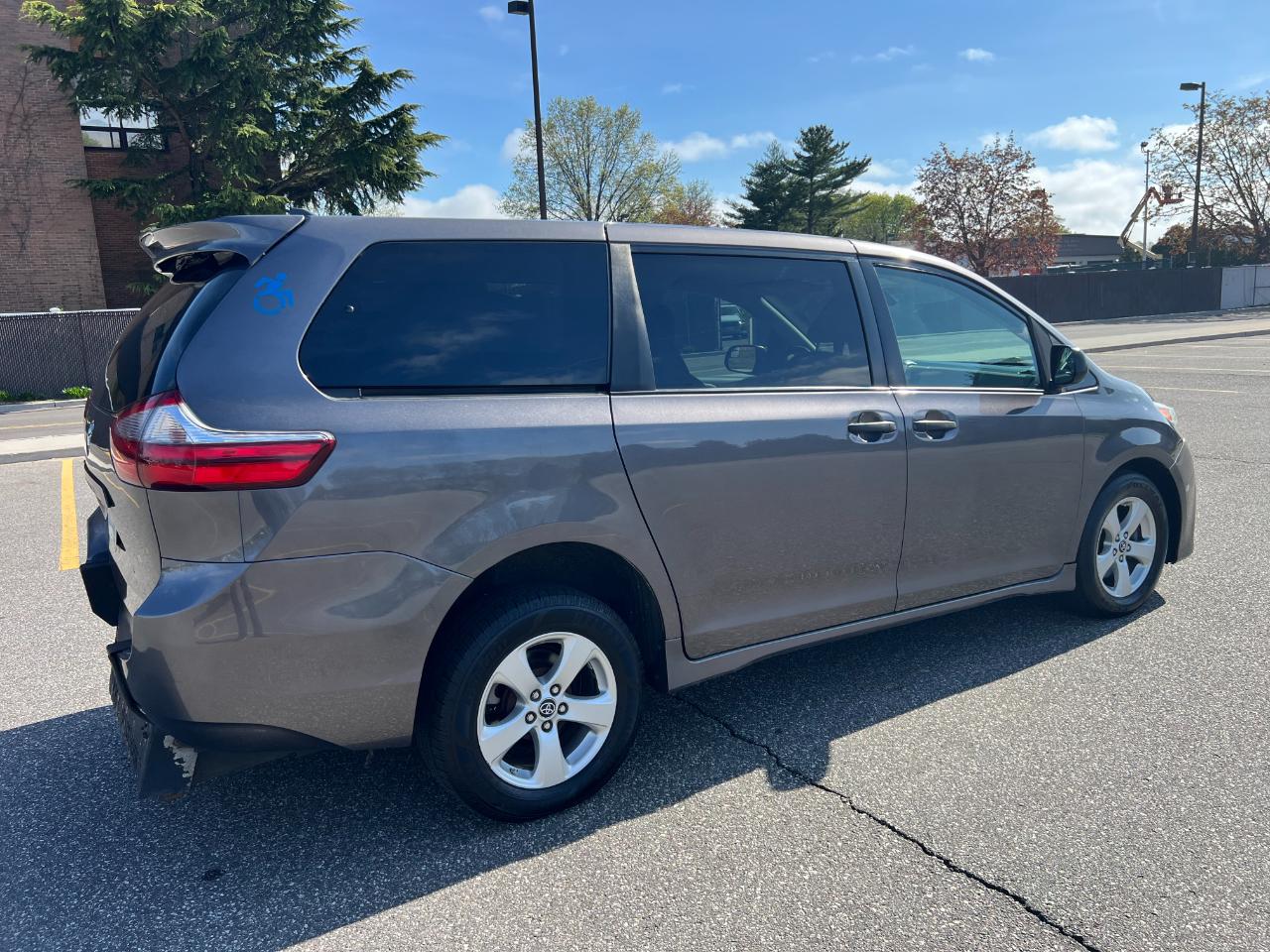 Toyota Sienna LE 7-Passenger Mobility 2020