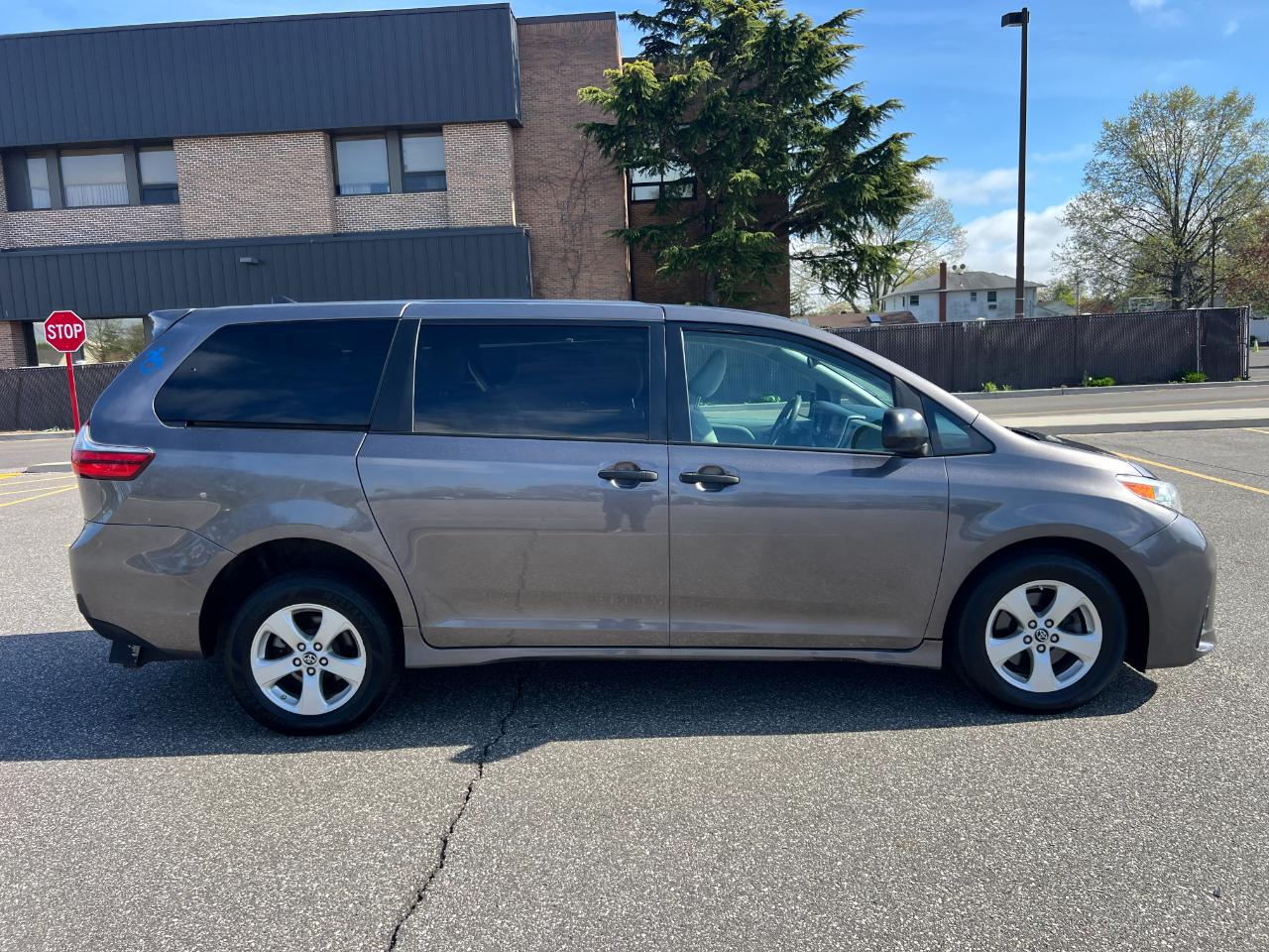 Toyota Sienna LE 7-Passenger Mobility 2020