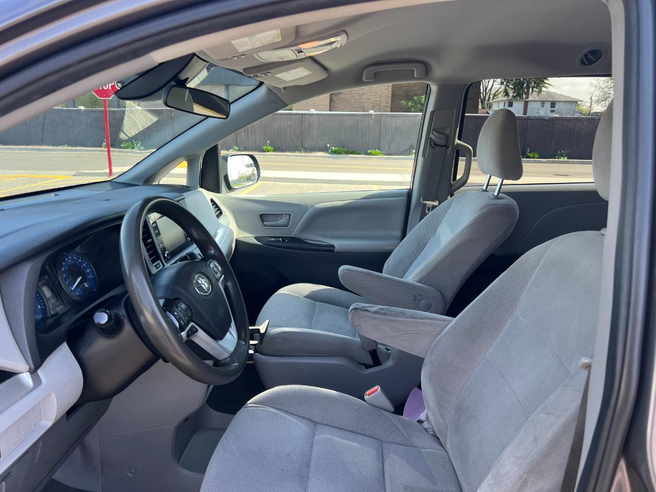 Toyota Sienna LE 7-Passenger Mobility 2020