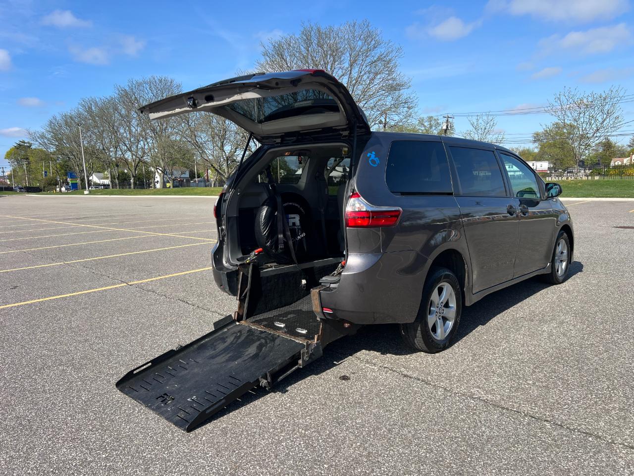 Toyota Sienna LE 7-Passenger Mobility 2020