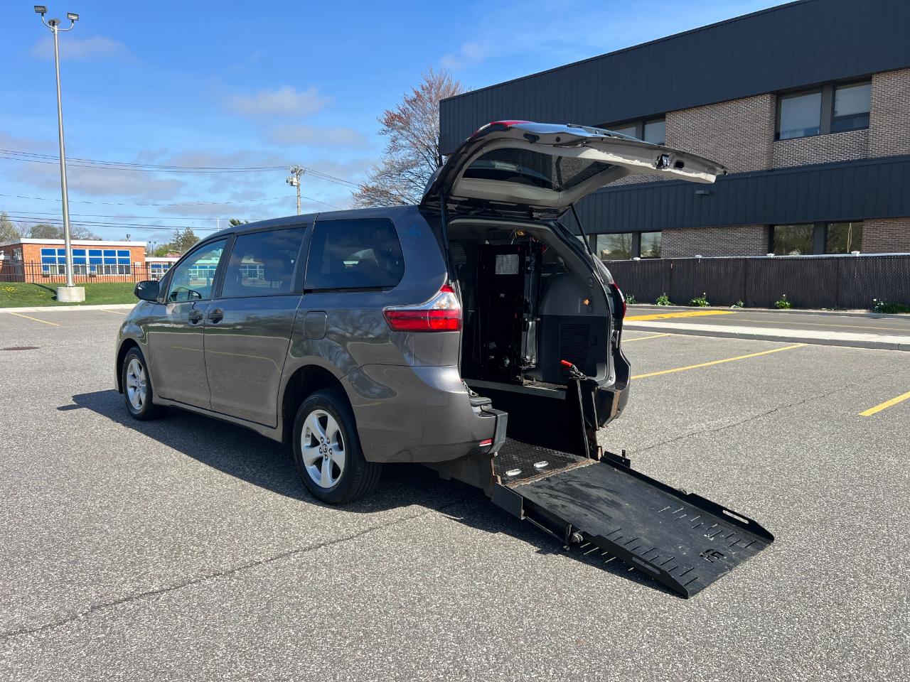Toyota Sienna LE 7-Passenger Mobility 2020