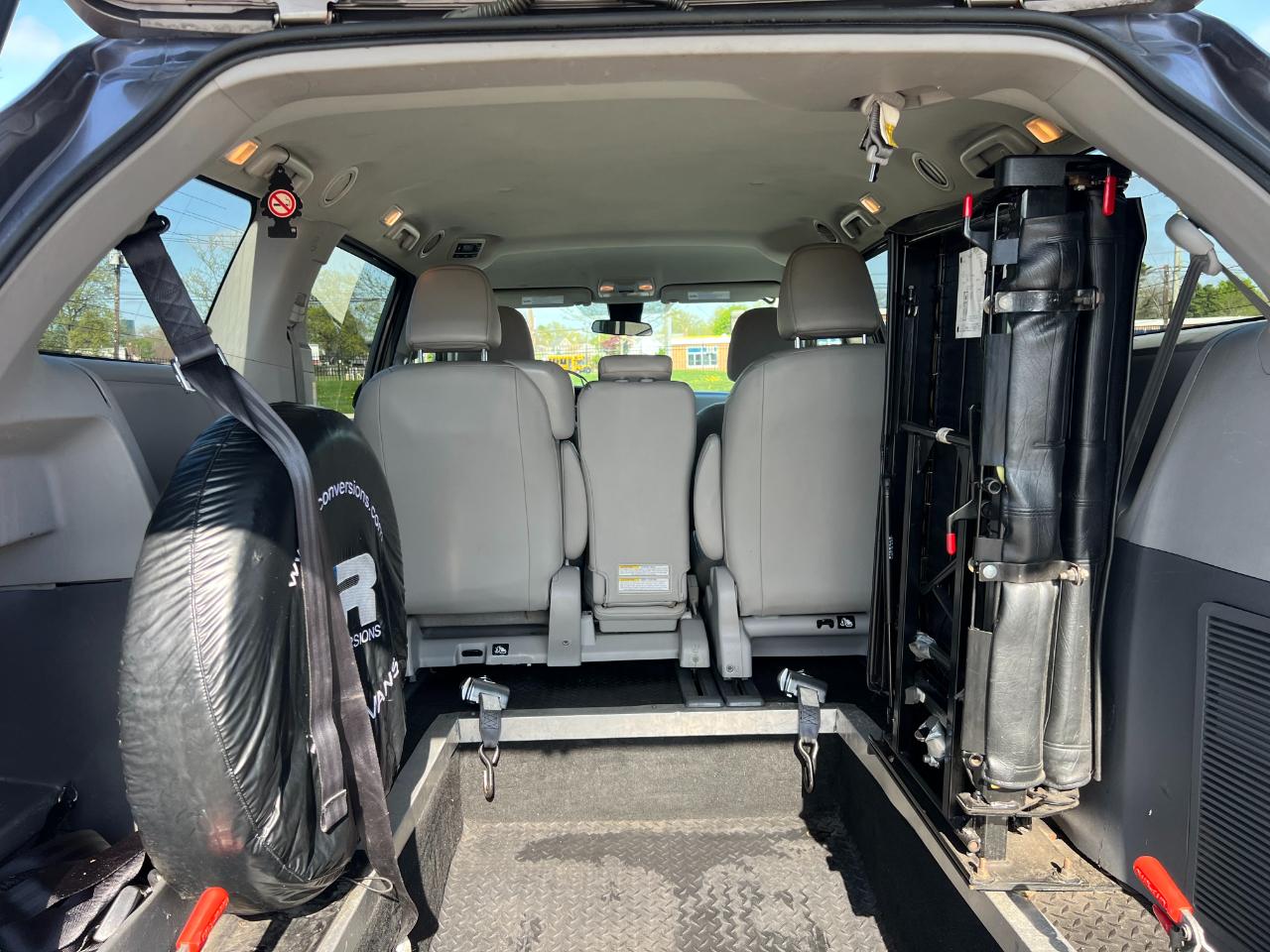 Toyota Sienna LE 7-Passenger Mobility 2020