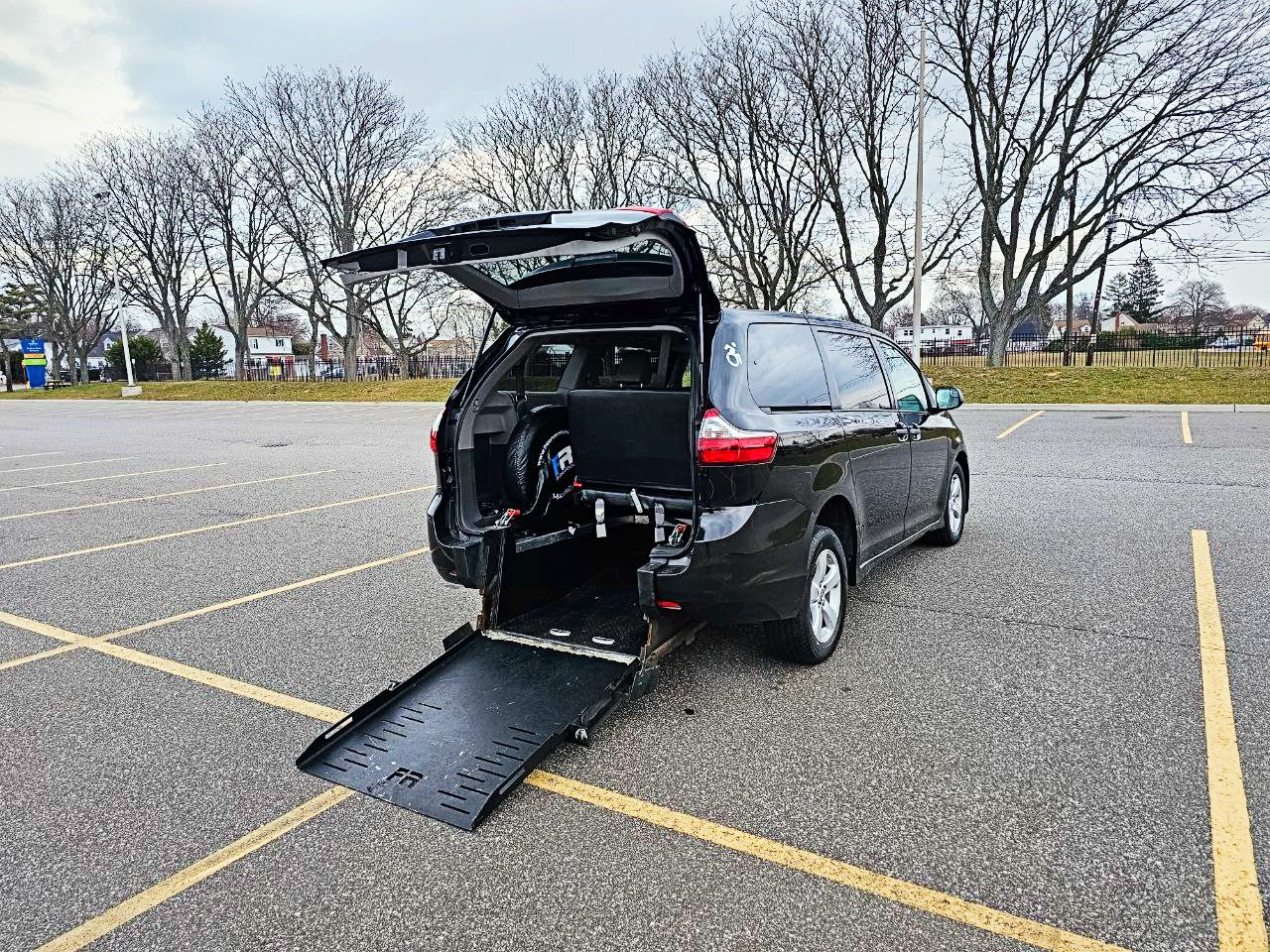 Toyota Sienna LE 7-Passenger Mobility 2020