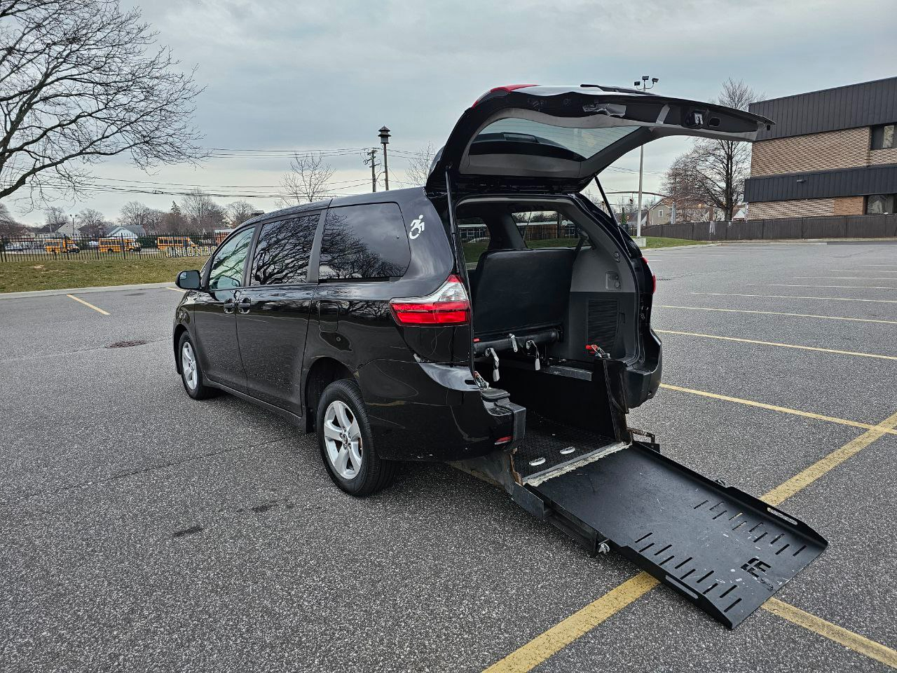 Toyota Sienna LE 7-Passenger Mobility 2020