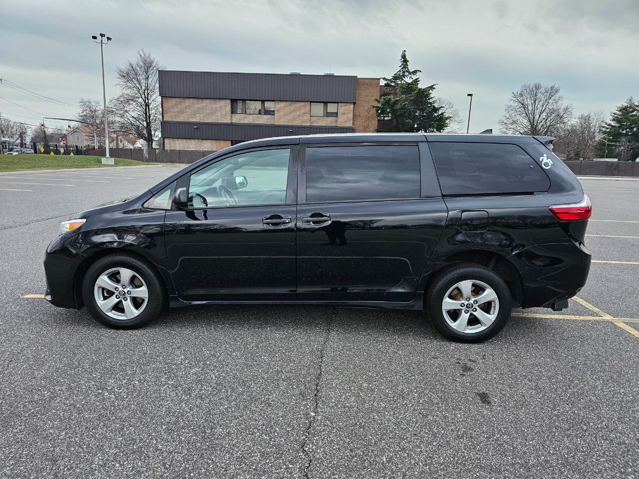 Toyota Sienna LE 7-Passenger Mobility 2020