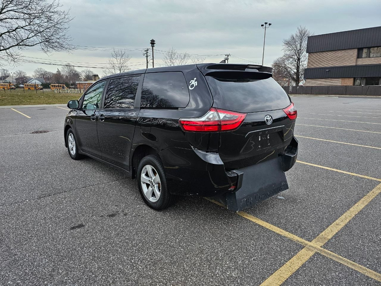 Toyota Sienna LE 7-Passenger Mobility 2020