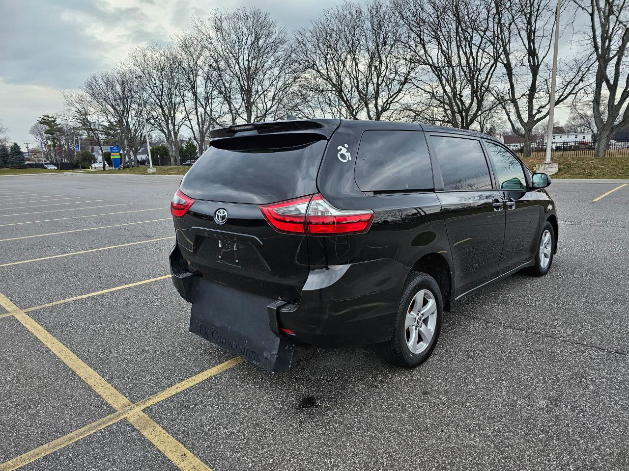 Toyota Sienna LE 7-Passenger Mobility 2020