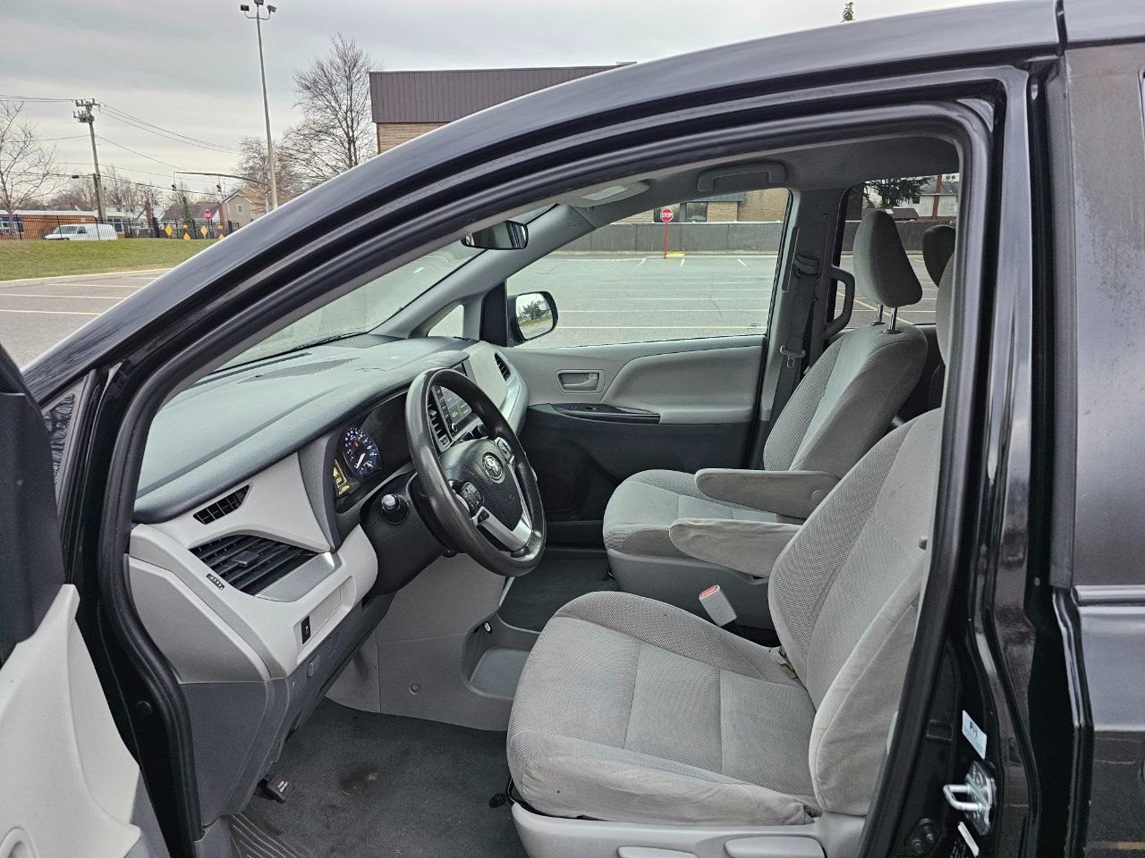 Toyota Sienna LE 7-Passenger Mobility 2020