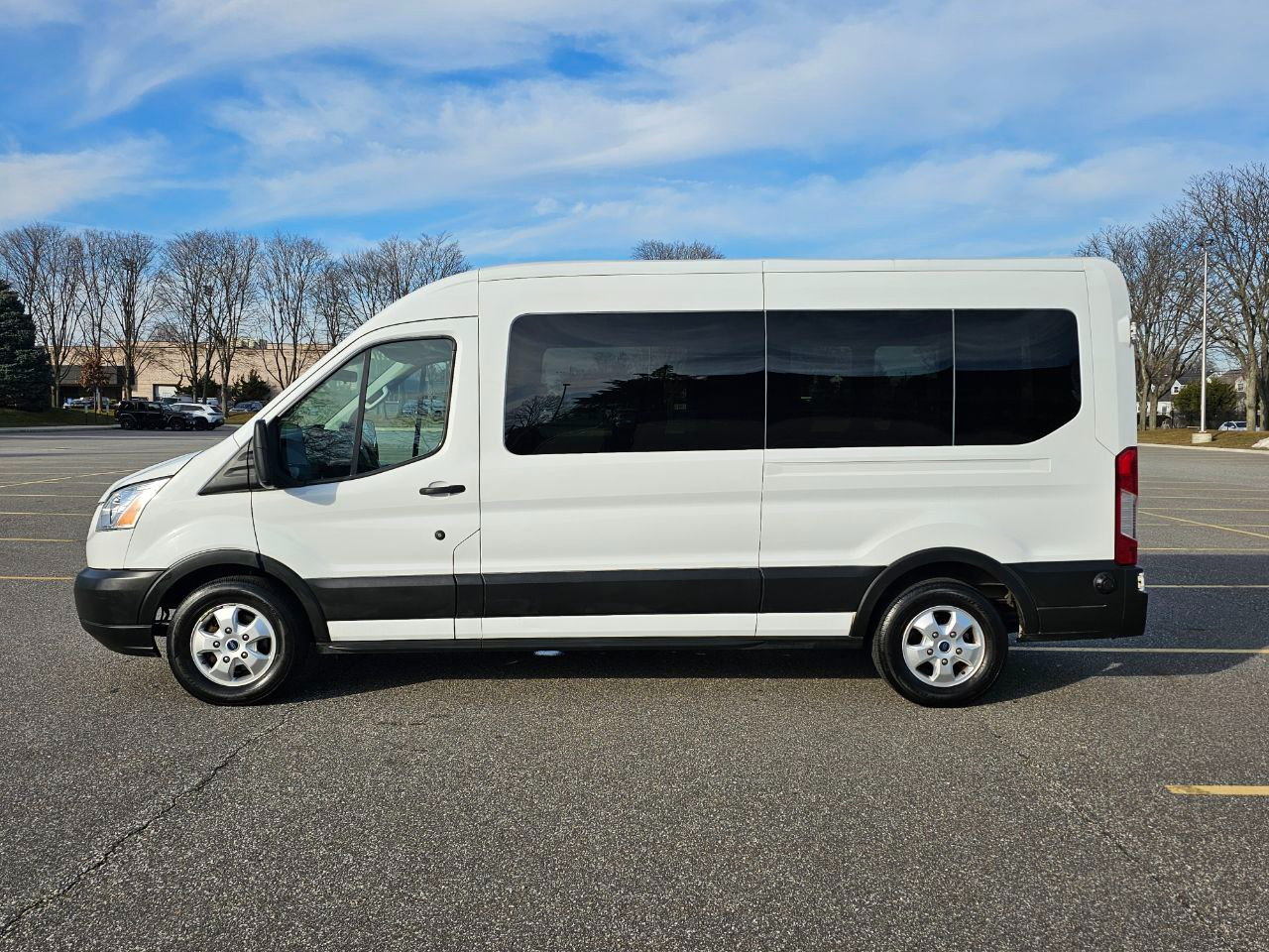 Ford Transit 350 Wagon Med. Roof XLT w/Sliding Pass. 148-in. WB 2019