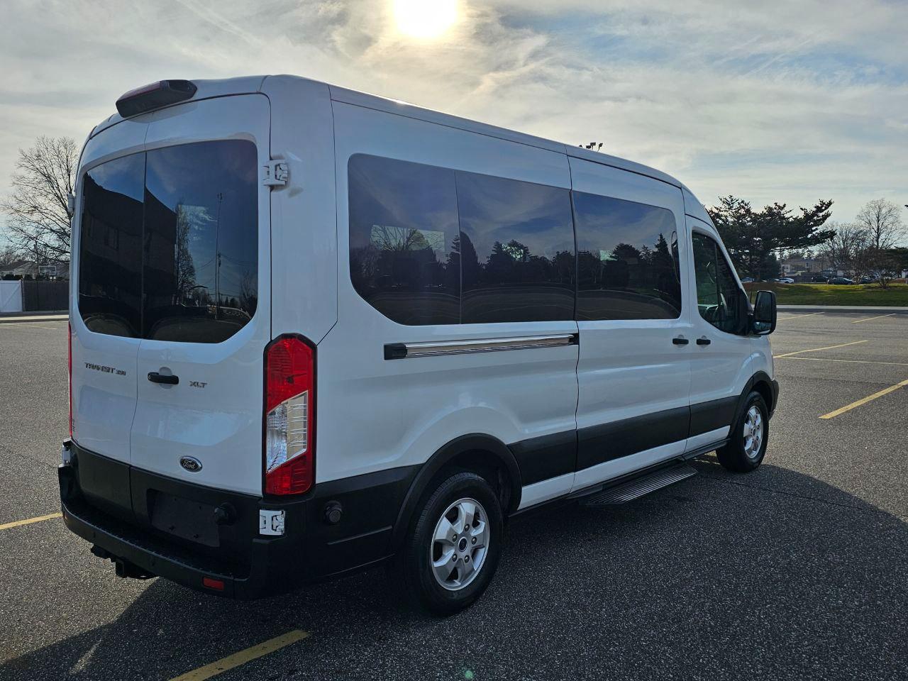 Ford Transit 350 Wagon Med. Roof XLT w/Sliding Pass. 148-in. WB 2019