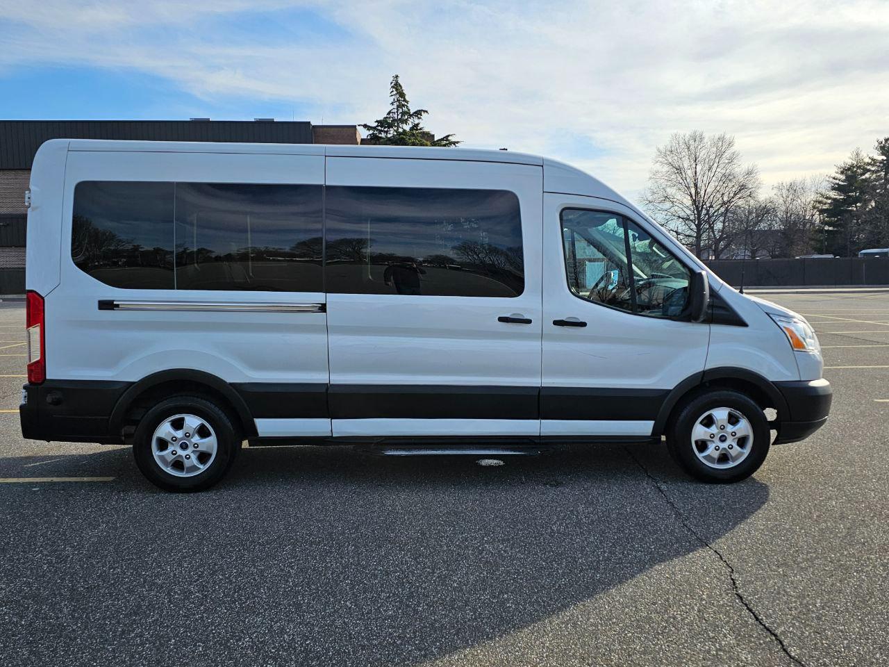 Ford Transit 350 Wagon Med. Roof XLT w/Sliding Pass. 148-in. WB 2019