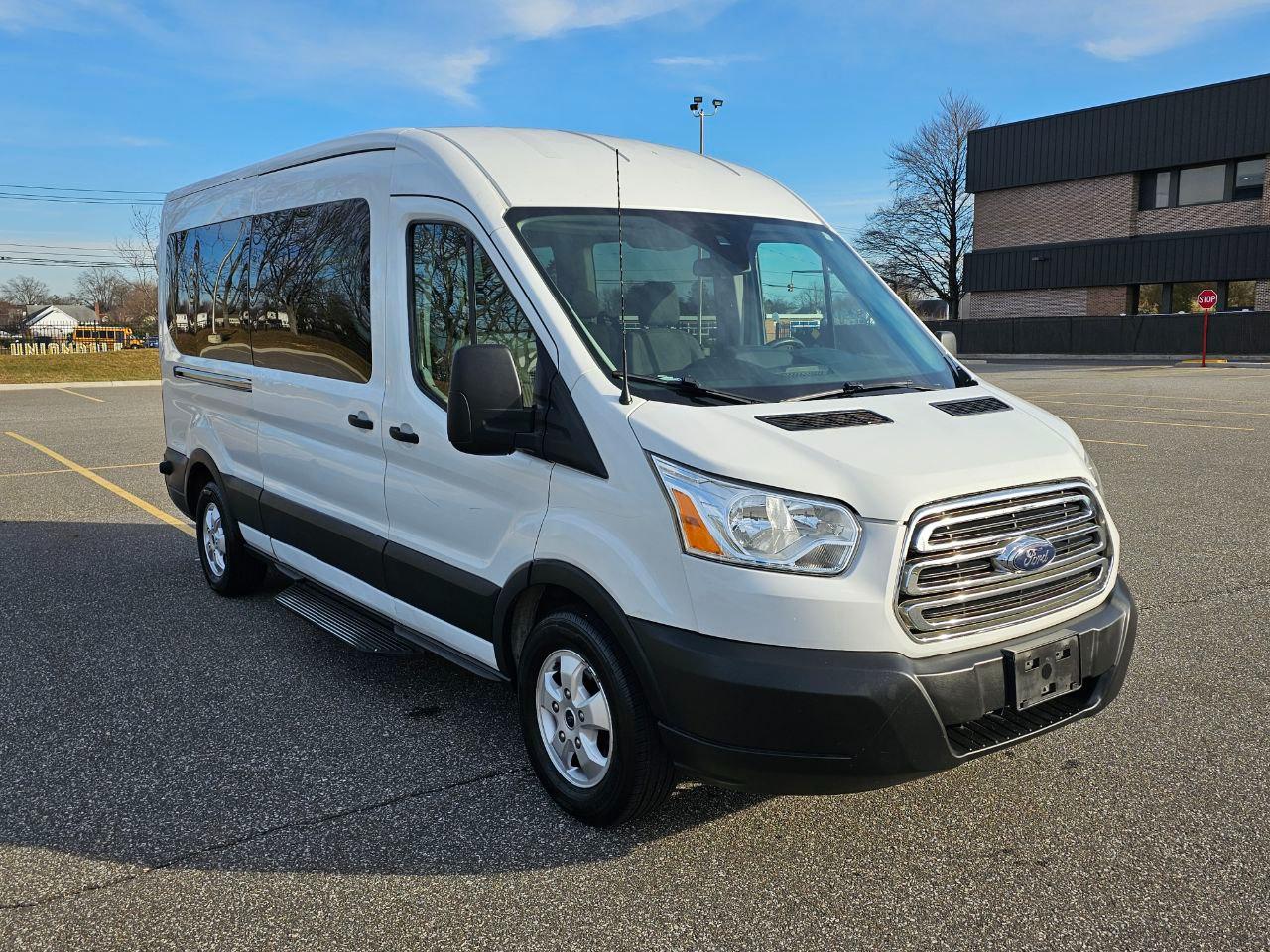 Ford Transit 350 Wagon Med. Roof XLT w/Sliding Pass. 148-in. WB 2019