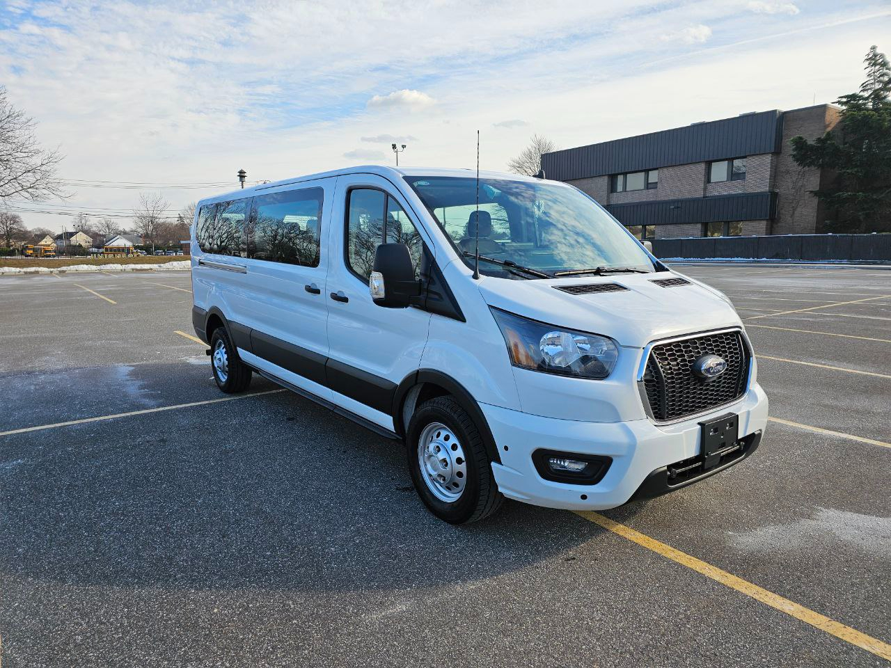 Ford Transit 350 Wagon Low Roof XLT w/Sliding Pass. 148-in. WB 2025