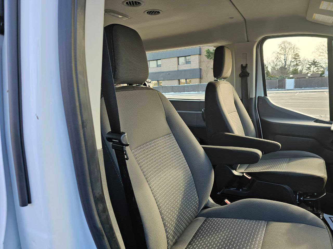 Ford Transit 350 Wagon Low Roof XLT w/Sliding Pass. 148-in. WB 2025