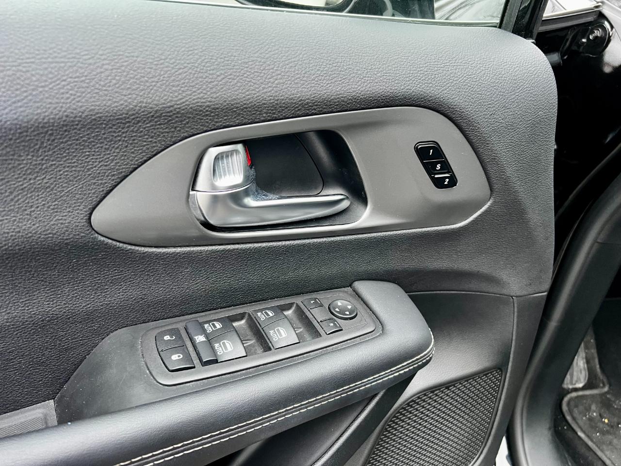 Chrysler Pacifica Hybrid Select 2025