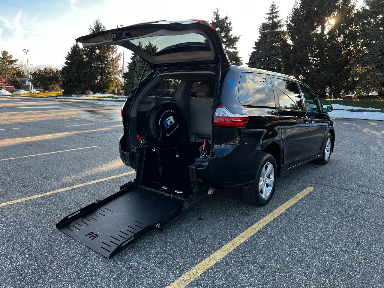 2020 Toyota Sienna LE 7-Passenger Mobility
