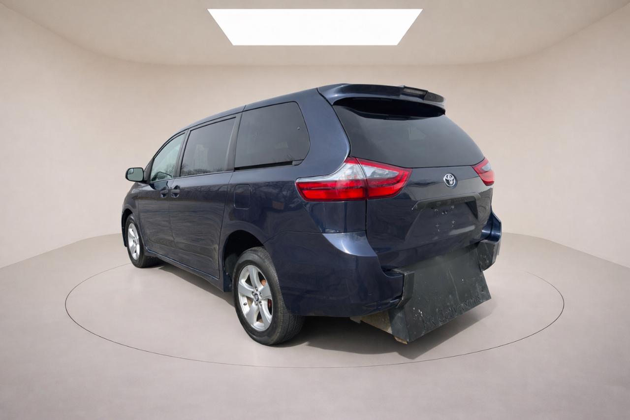 Toyota Sienna LE 7-Passenger Mobility 2020