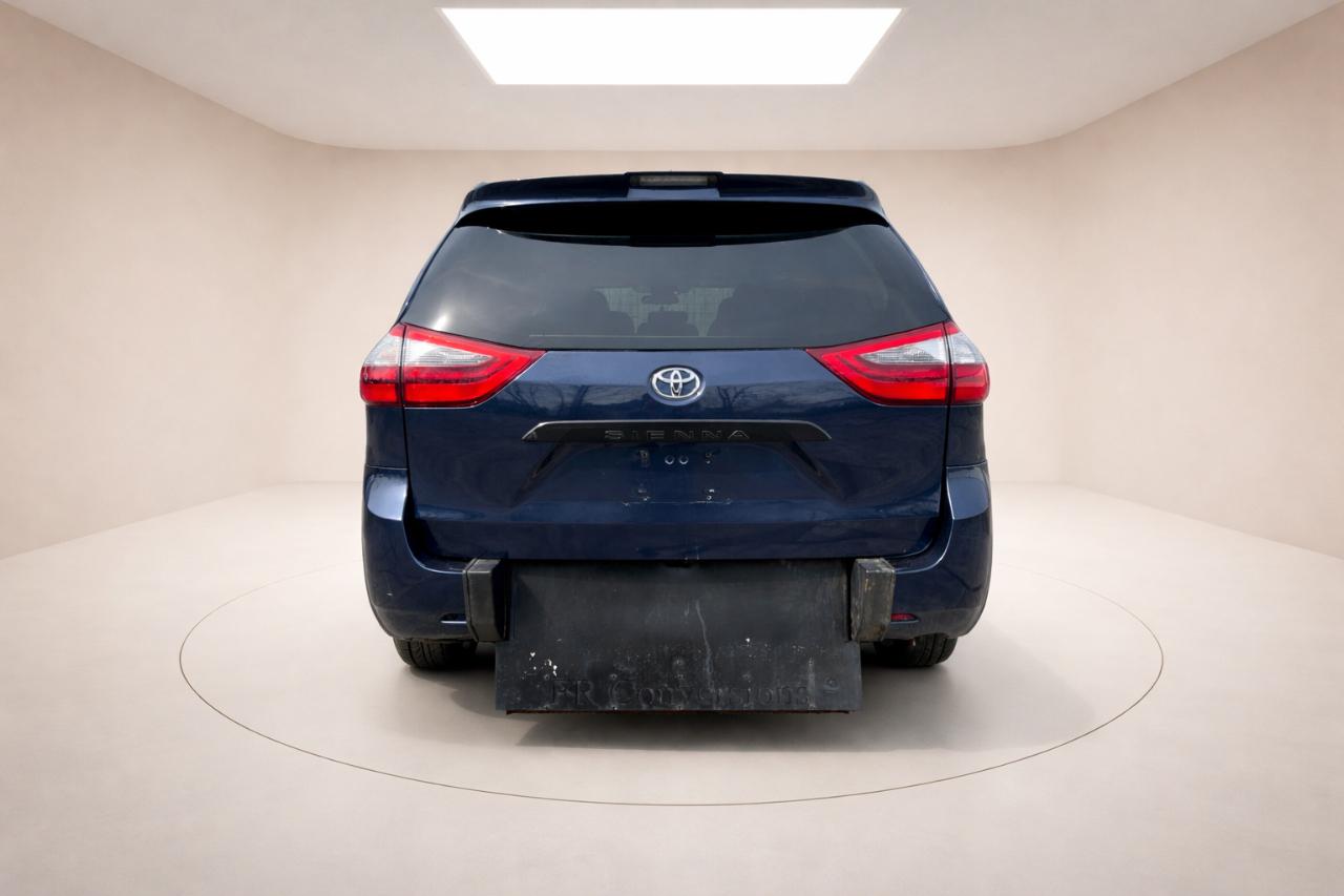 Toyota Sienna LE 7-Passenger Mobility 2020