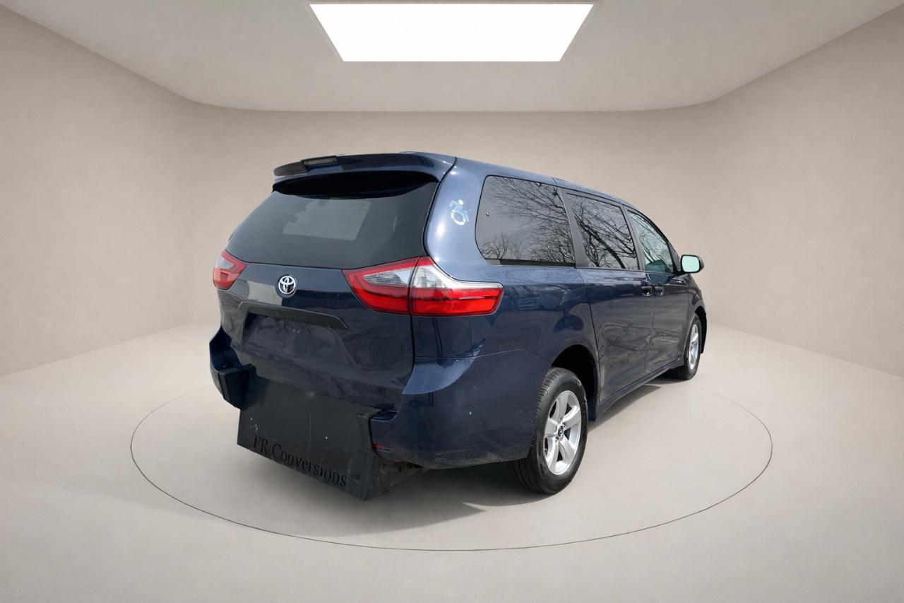 Toyota Sienna LE 7-Passenger Mobility 2020
