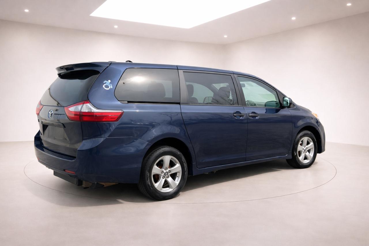 Toyota Sienna LE 7-Passenger Mobility 2020