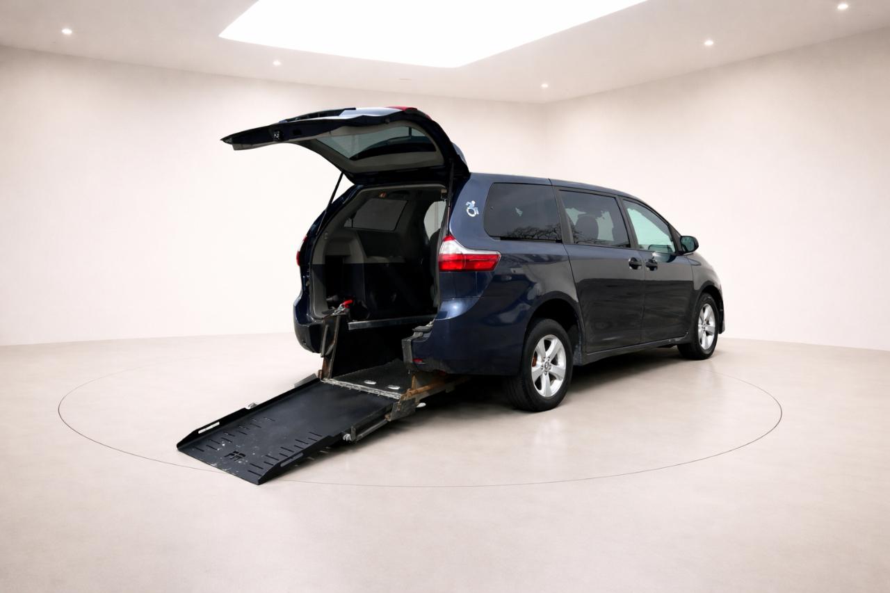 Toyota Sienna LE 7-Passenger Mobility 2020