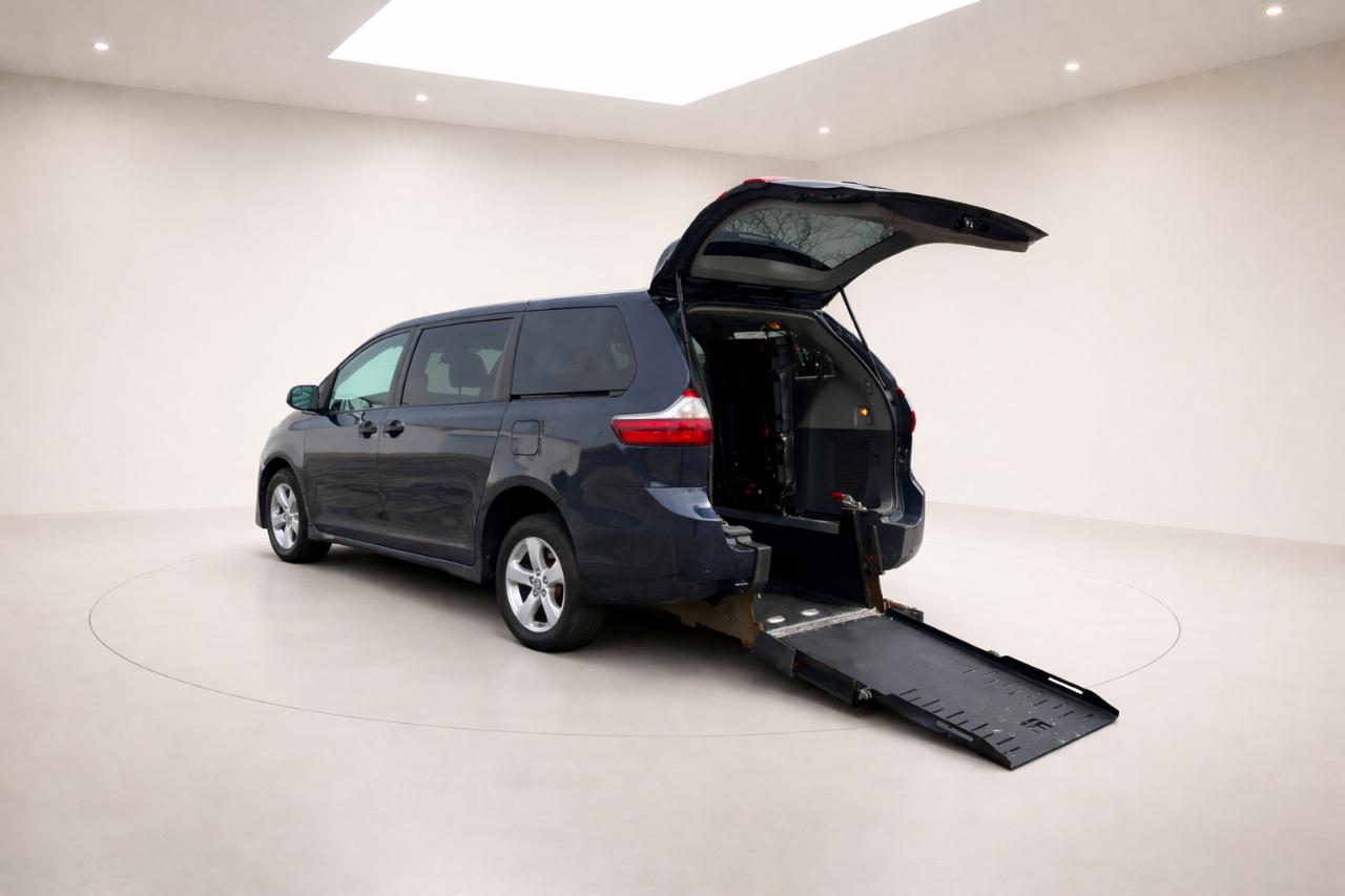 Toyota Sienna LE 7-Passenger Mobility 2020