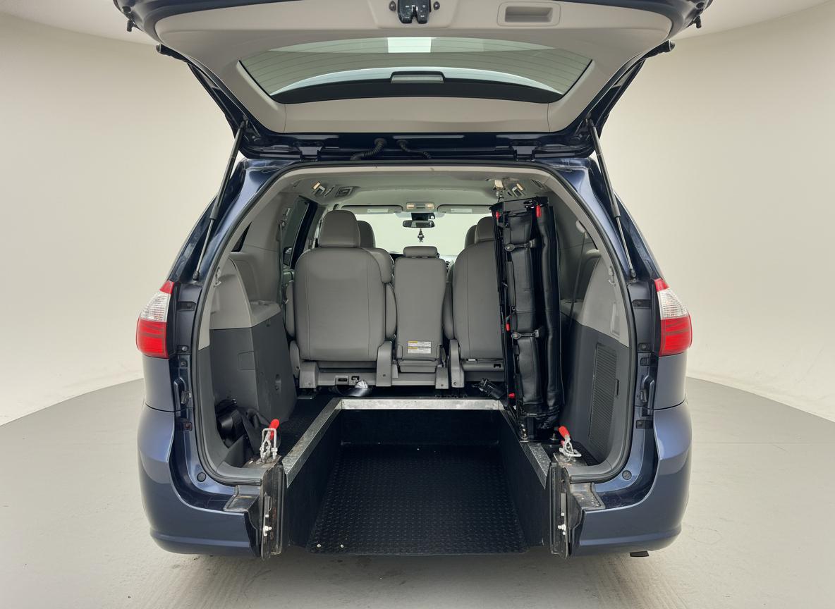 Toyota Sienna LE 7-Passenger Mobility 2020