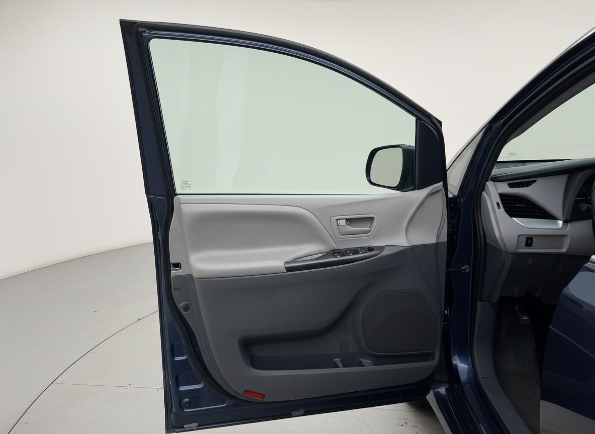 Toyota Sienna LE 7-Passenger Mobility 2020