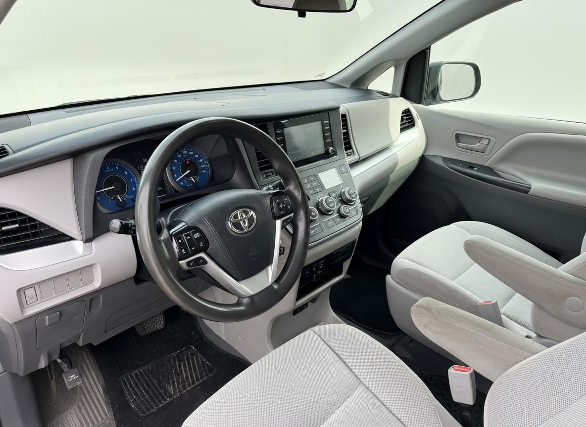 Toyota Sienna LE 7-Passenger Mobility 2020