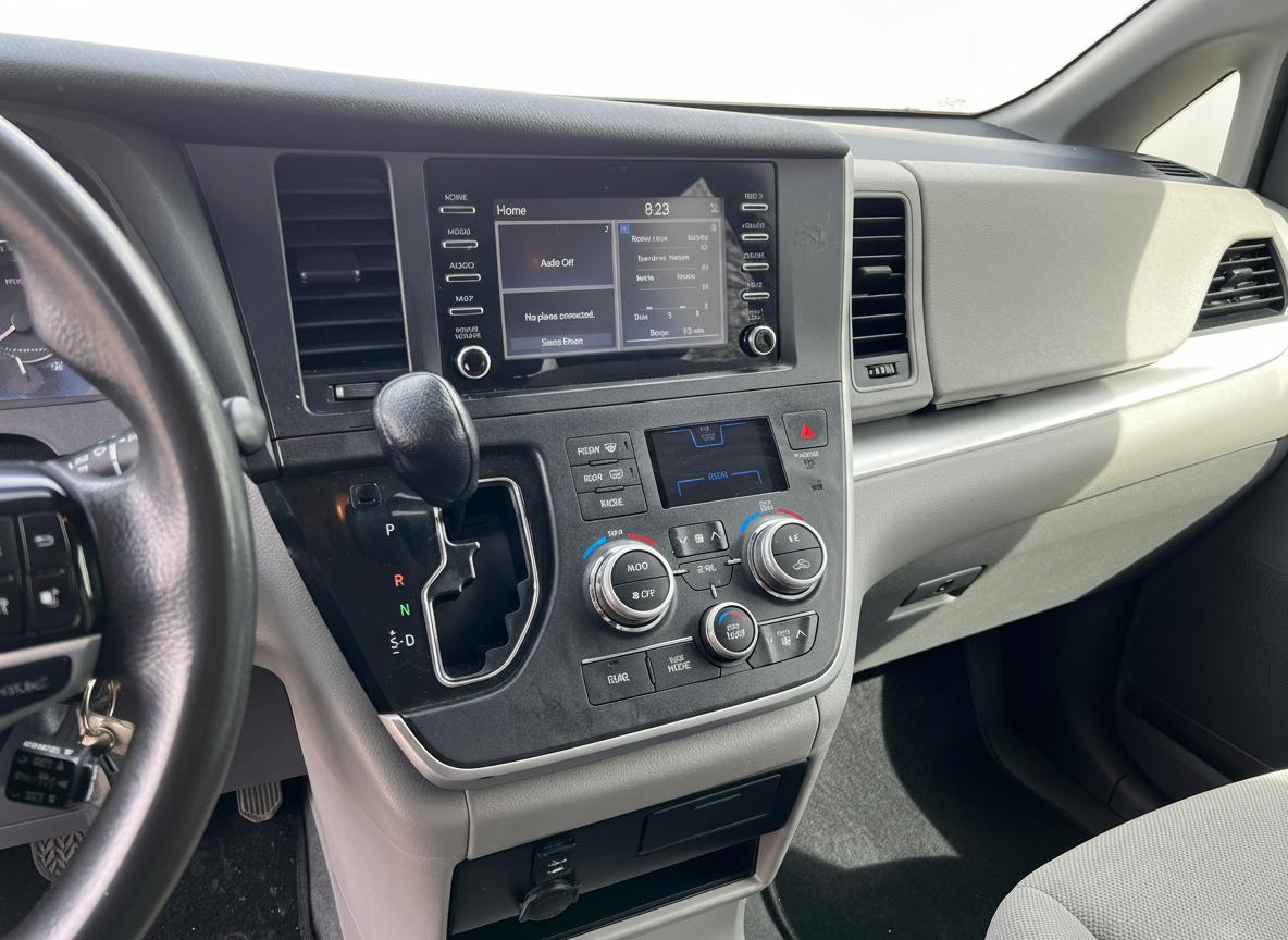 Toyota Sienna LE 7-Passenger Mobility 2020