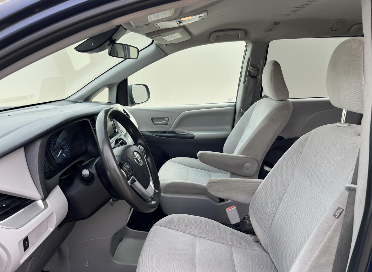 Toyota Sienna LE 7-Passenger Mobility 2020