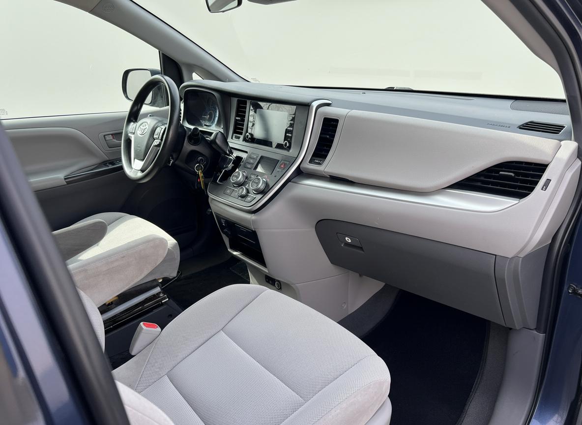 Toyota Sienna LE 7-Passenger Mobility 2020