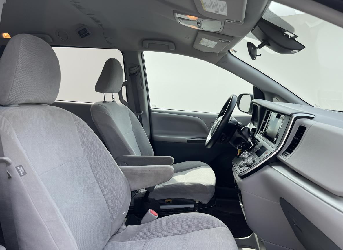 Toyota Sienna LE 7-Passenger Mobility 2020
