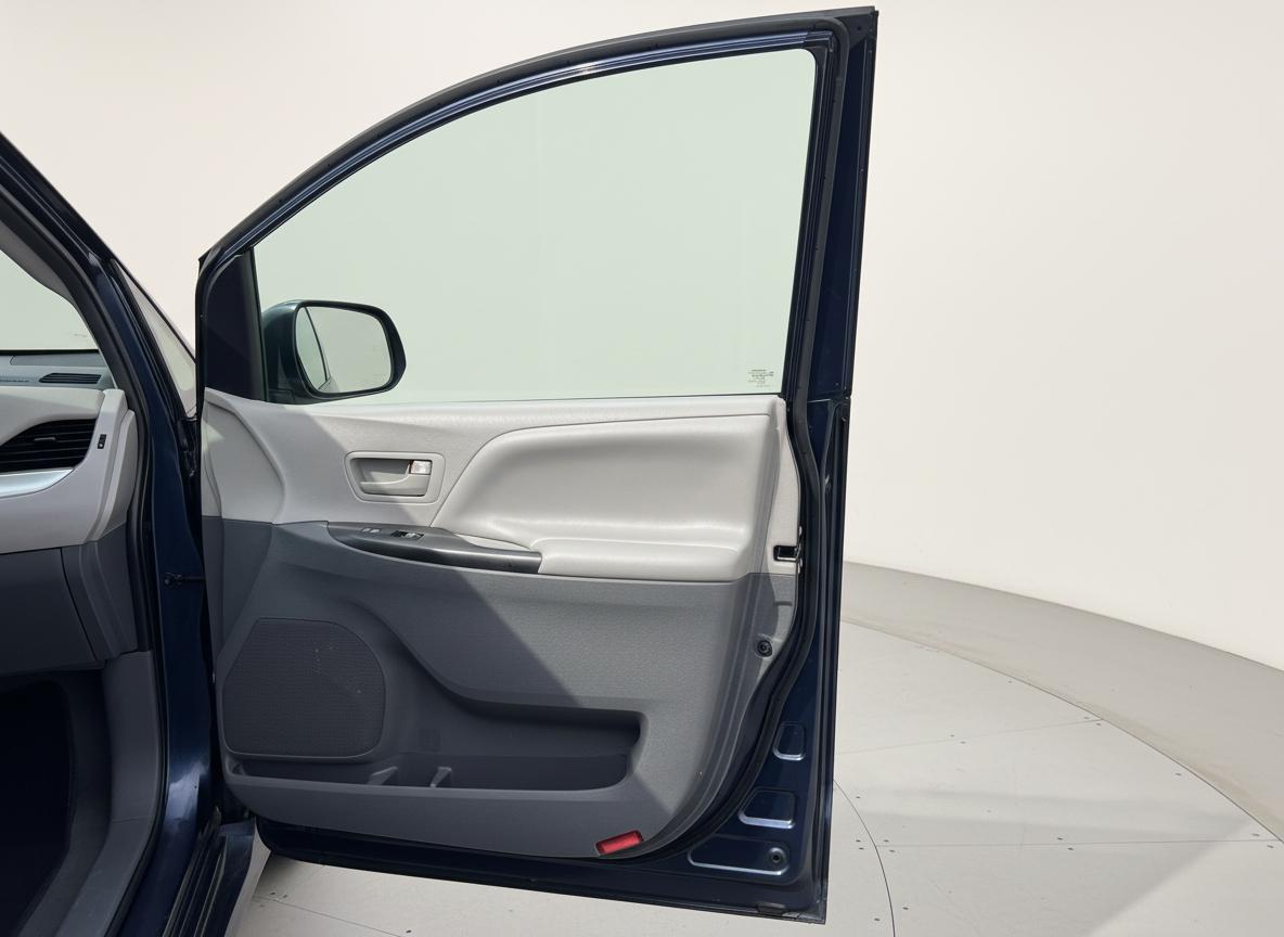 Toyota Sienna LE 7-Passenger Mobility 2020