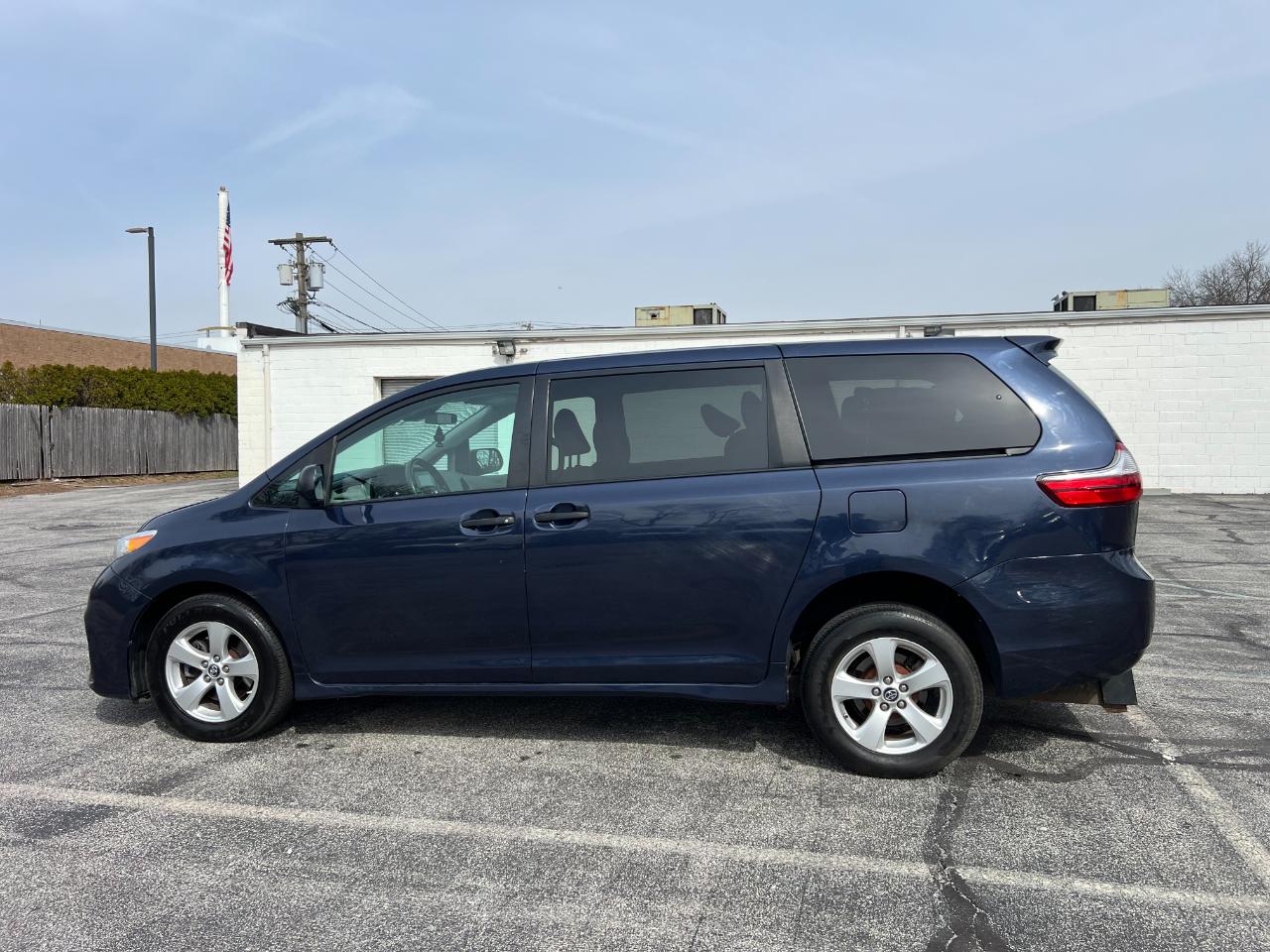 Toyota Sienna LE 7-Passenger Mobility 2020