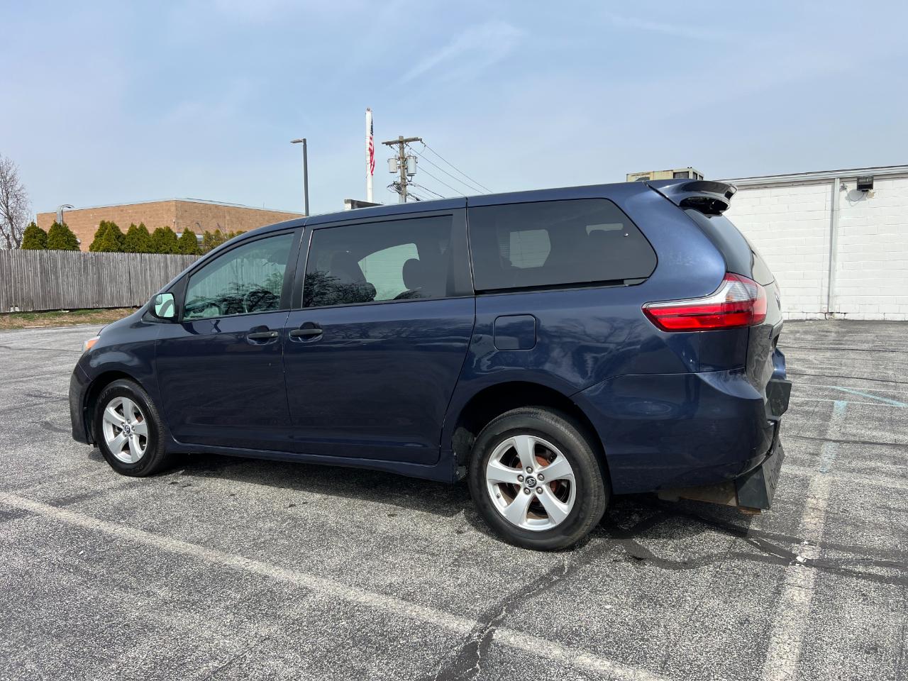 Toyota Sienna LE 7-Passenger Mobility 2020