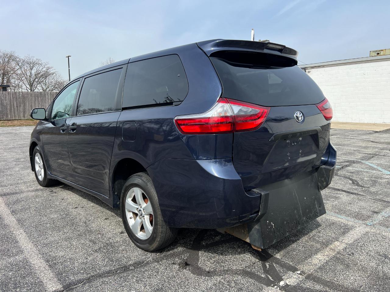 Toyota Sienna LE 7-Passenger Mobility 2020