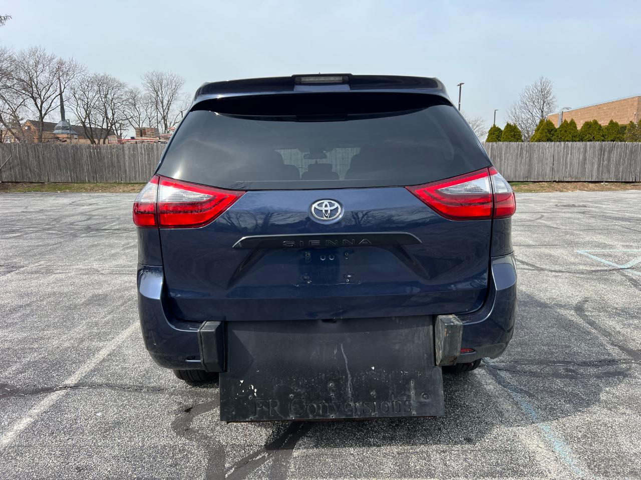 Toyota Sienna LE 7-Passenger Mobility 2020
