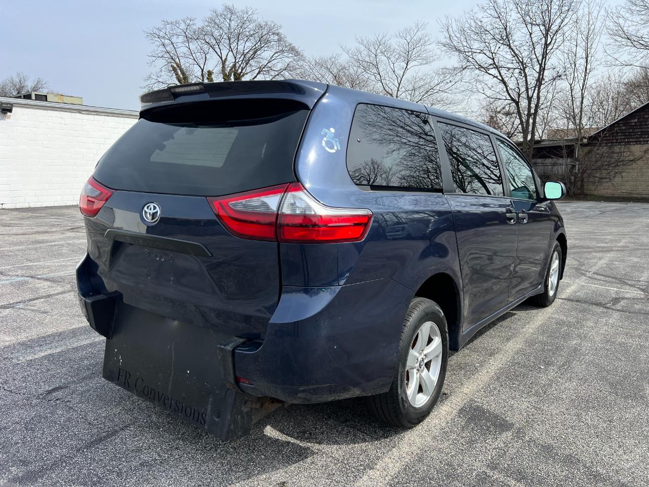 Toyota Sienna LE 7-Passenger Mobility 2020