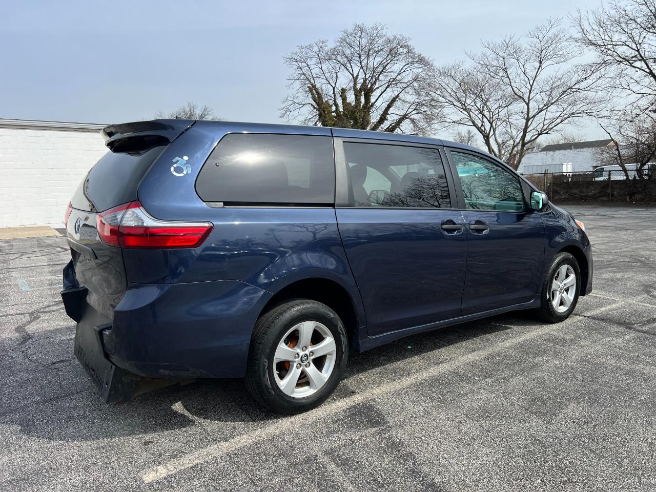 Toyota Sienna LE 7-Passenger Mobility 2020