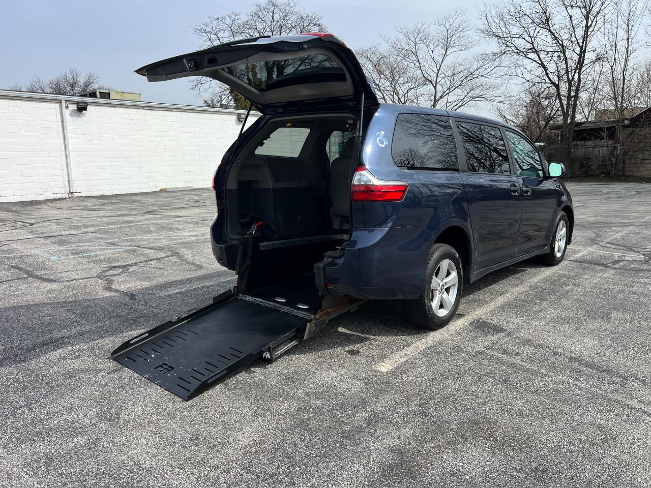 Toyota Sienna LE 7-Passenger Mobility 2020