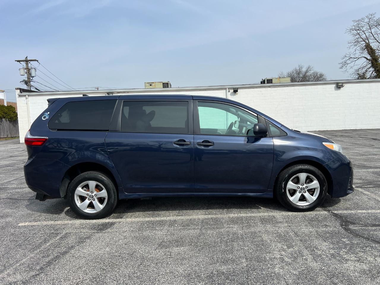 Toyota Sienna LE 7-Passenger Mobility 2020
