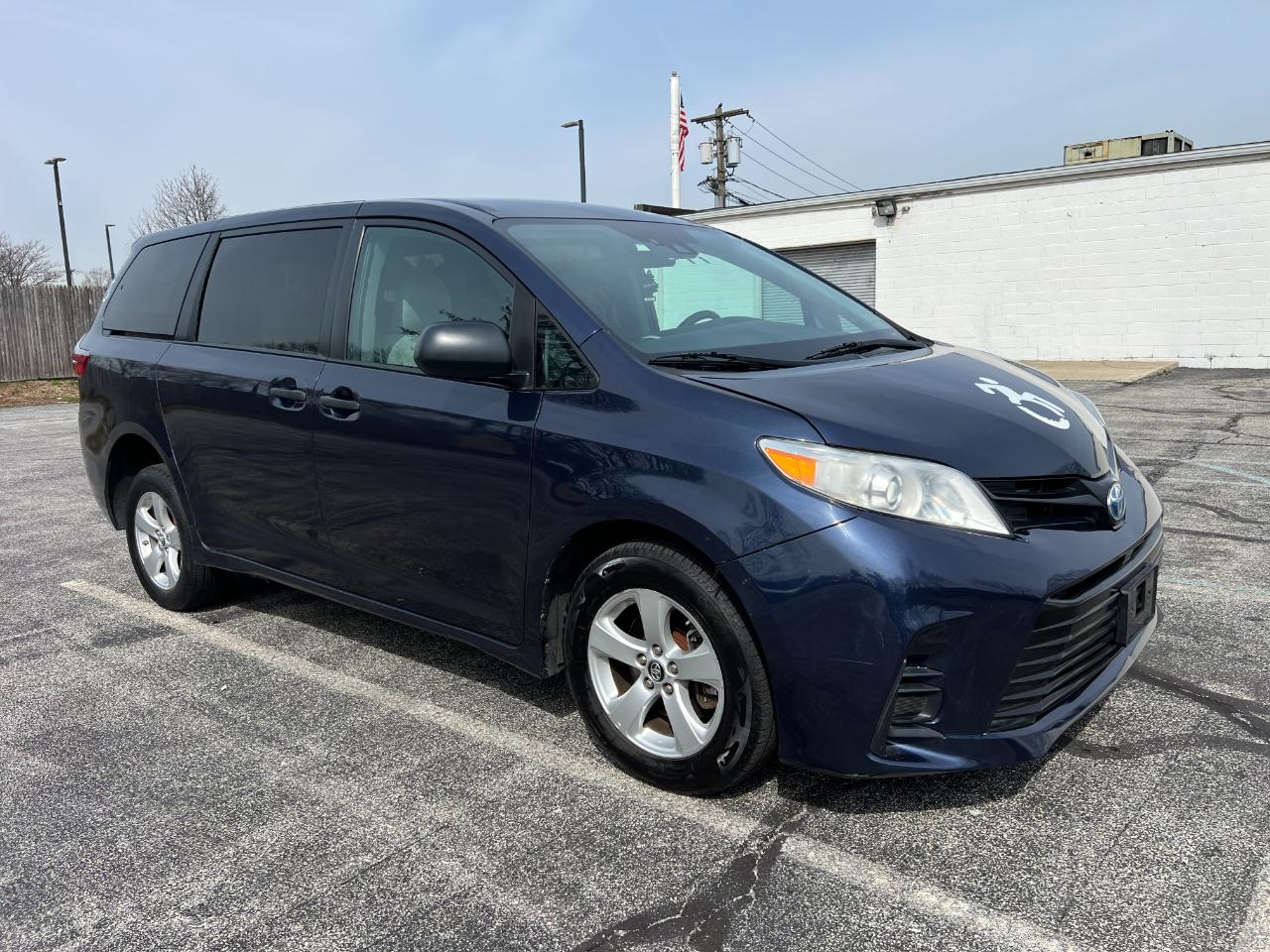 Toyota Sienna LE 7-Passenger Mobility 2020