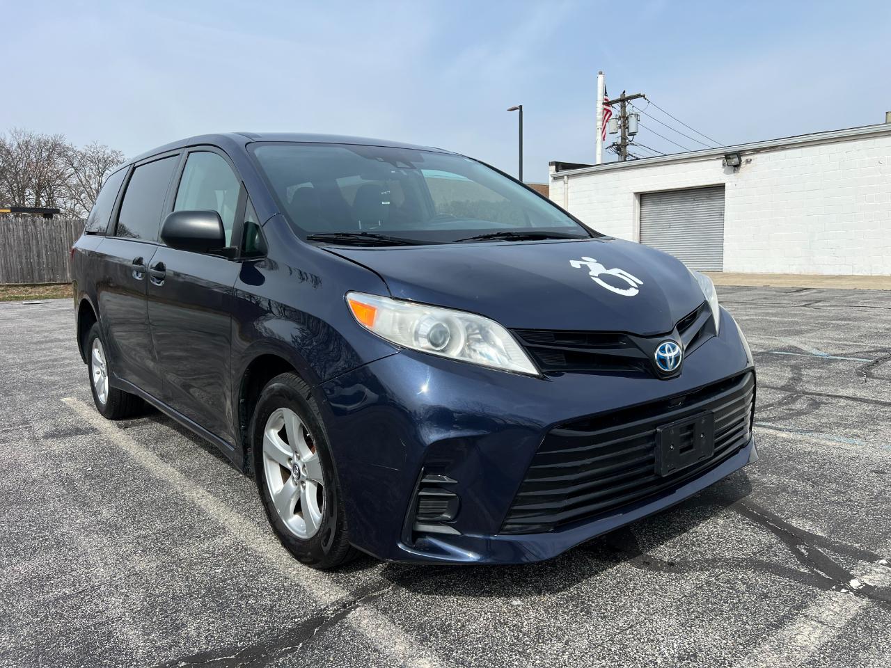 Toyota Sienna LE 7-Passenger Mobility 2020