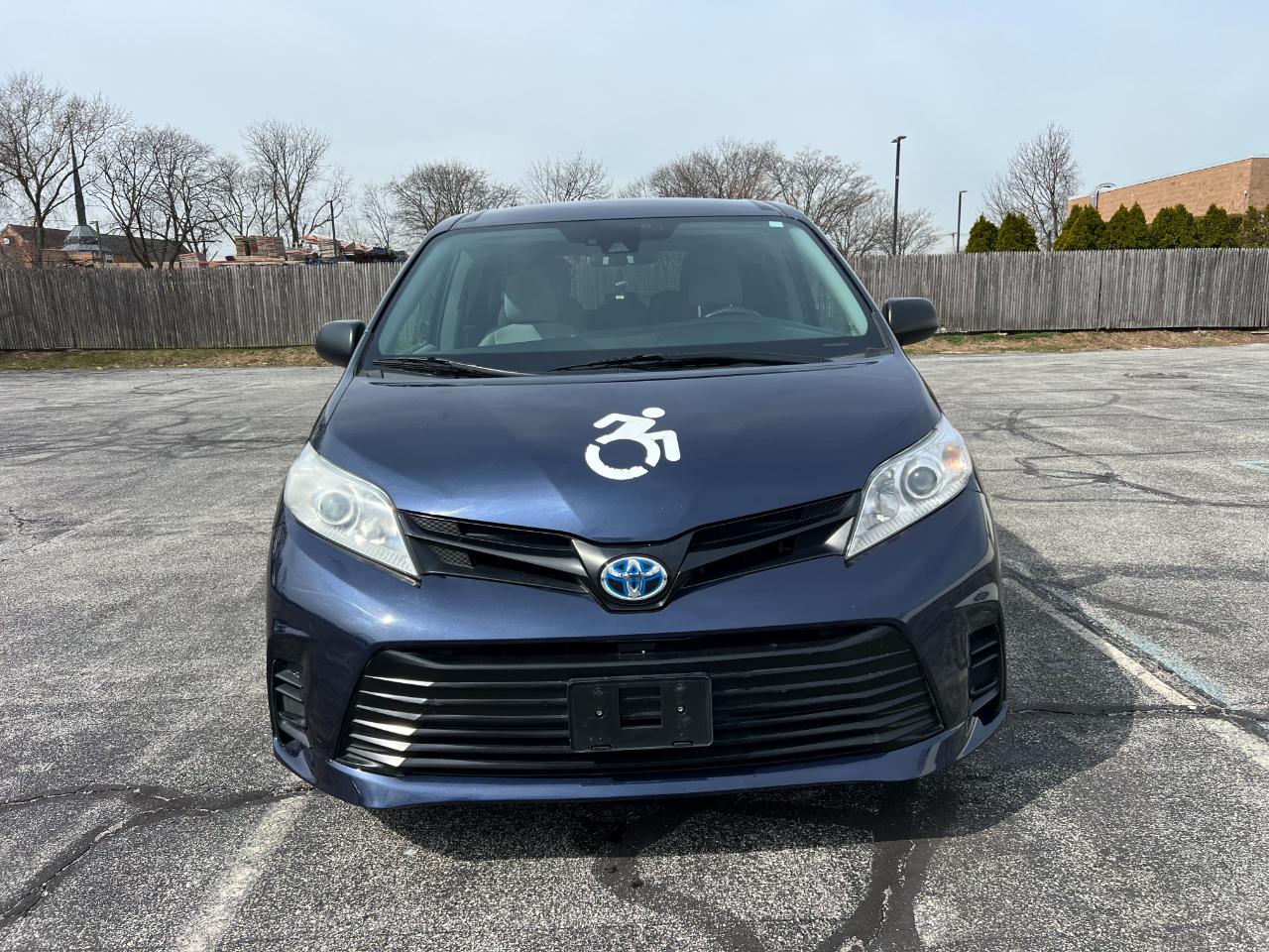 Toyota Sienna LE 7-Passenger Mobility 2020