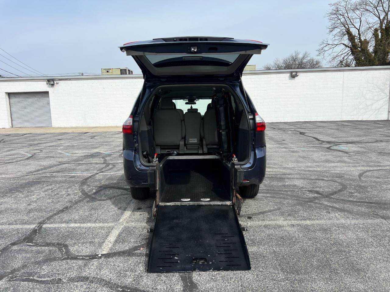 Toyota Sienna LE 7-Passenger Mobility 2020