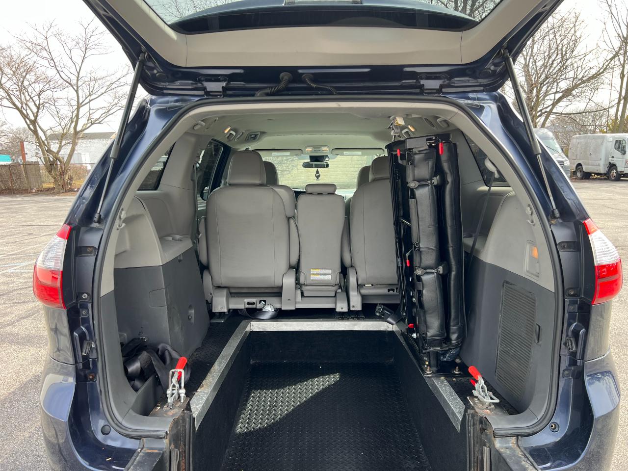 Toyota Sienna LE 7-Passenger Mobility 2020